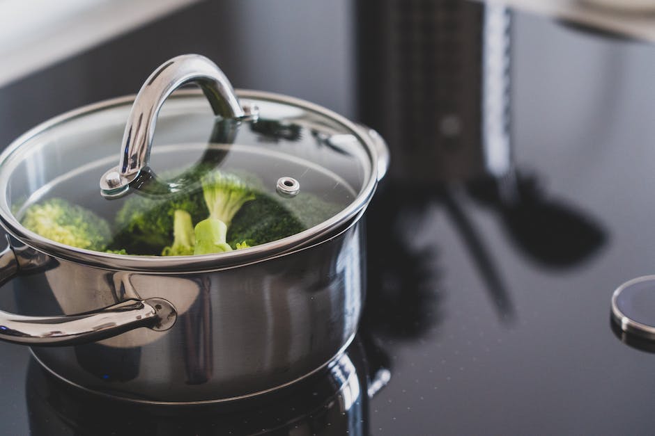 Wie Brokkoli grün beim Kochen bleibt